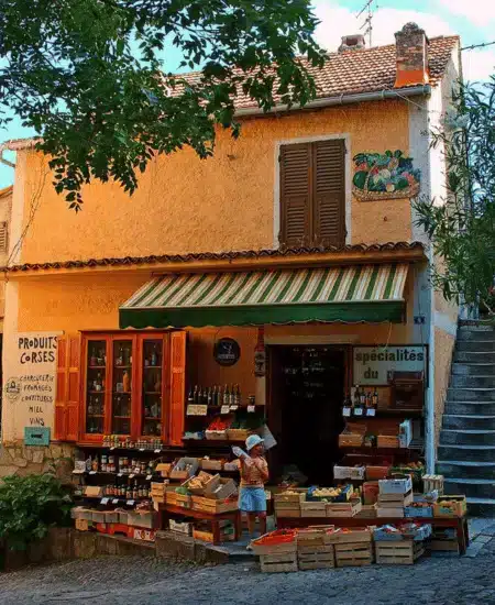 Vue de la citadelle de Corte en Corse illustrant les formations de diagnostic immobilier JRS Formation.