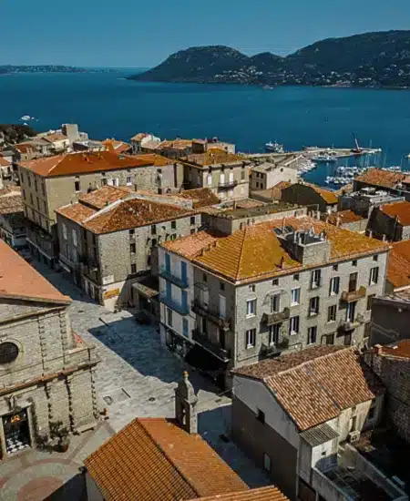 Vue de la citadelle et du port de Porto-Vecchio en Corse-du-Sud illustrant les formations de diagnostic immobilier JRS Formation.