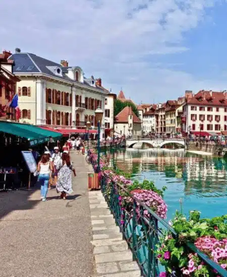 Vue du Palais de l’Isle à Annecy illustrant les formations de diagnostic immobilier JRS Formation.